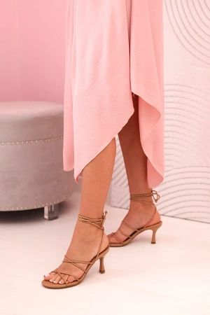 Sukienka damska na ramiączkach rozkloszowana z asymetrycznym dołem pudrowy róż