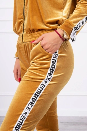 Komplet welurowy z ozdobnymi taśmami musztardowy