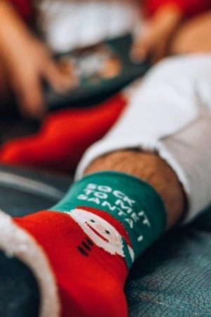 Skarpetki unisex świąteczne w pudełku – zestaw 2 par z Mikołajem i paskami