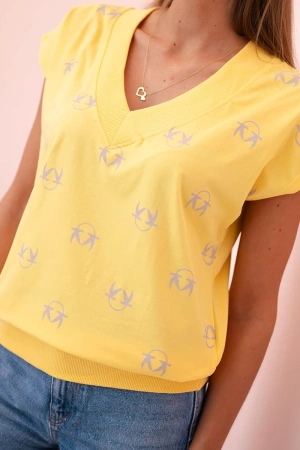 Bluzka damska bawełniana z dekoltem V i nadrukiem jaskółek żółta