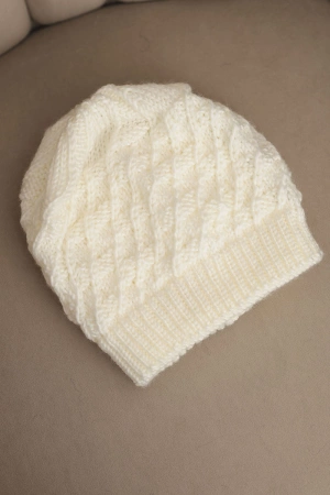 Czapka damska zimowa wełniany z ozdobnym splotem K430 jasne ecru