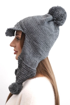 Czapka damska zimowa z wełną z daszkiem i pomponami K475 grafitowa