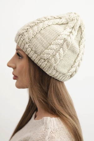 Czapka damska zimowa wełniana z warkoczowym splotem K452 ciemno beżowa