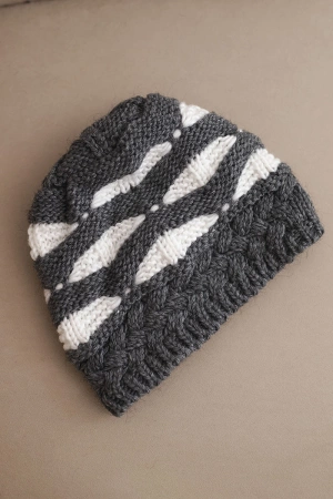 Czapka damska zimowa z wełną w gruby splot i paski K465 grafitowa + biała