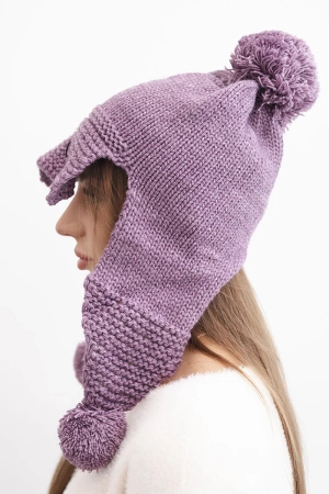 Czapka damska zimowa z wełną z daszkiem i pomponami K475 fioletowa