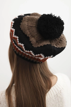 Czapka damska zimowa wełniana z pomponem i kolorowym wzorem K435 mocca + czarna