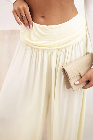 Spodnie damskie wiskozowe z szeroką nogawką i marszczeniami żółte