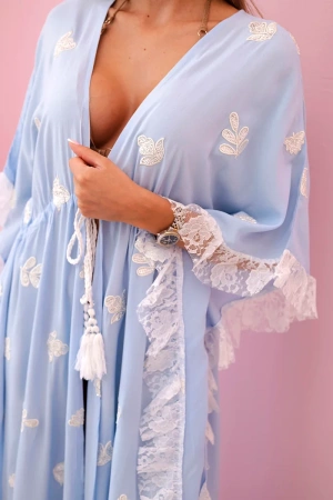 Narzutka damska z wiskozy boho z koronką niebieska