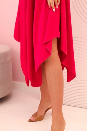 Sukienka damska na ramiączkach rozkloszowana z asymetrycznym dołem fuksja