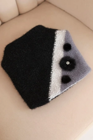 Czapka damska elegancka z futrzanymi ozdobami i brokatowym paskiem czarna