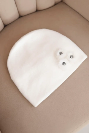 Czapka damska z ozdobnymi futrzanymi kwiatami elegancka biała