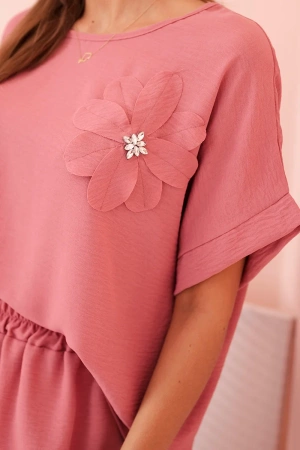 Komplet damski z wiskozy z ozdobnym kwiatem i szerokimi spodniami ciemny różowy