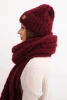 Komplet damski czapka i szalik prążkowany z ozdobą bordowy