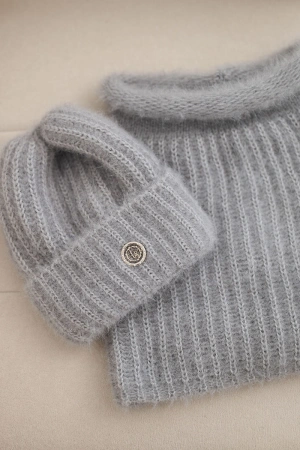 Komplet damski czapka i komin zimowy puszysty z ozdobnym emblematem ciemny szary