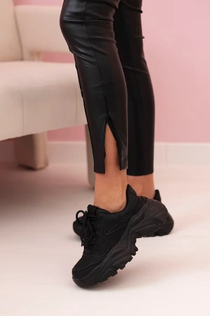 Spodnie damskie z ekoskóry z wiązaniem i rozcięciem na nogawce czarne