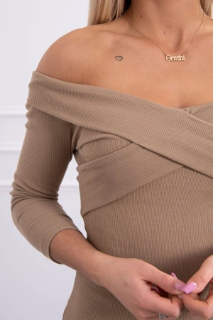 Sukienka dopasowana z dekoltem V camelowa