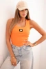 Bluzka damska prążkowana na ramiączkach z ozdobną naszywką ciemno pomarańczowa