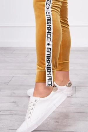 Komplet welurowy z ozdobnymi taśmami musztardowy