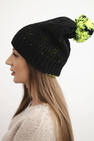Czapka damska zimowa z wełną w ozdobny splot z pomponem K467 czarna