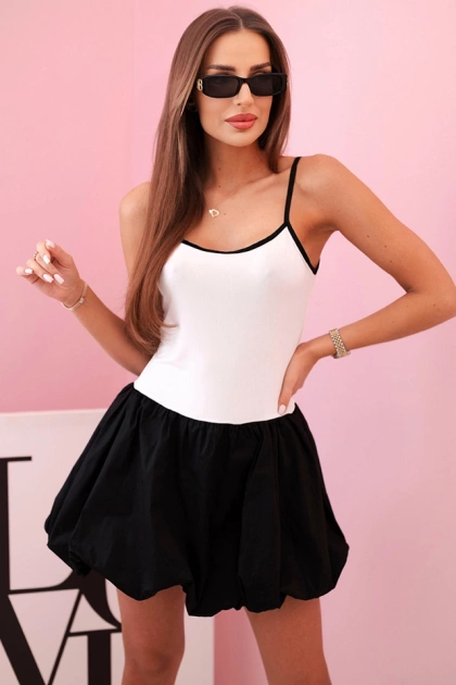 Sukienka damska na ramiączkach z rozkloszowanym bawełnianym dołem biała