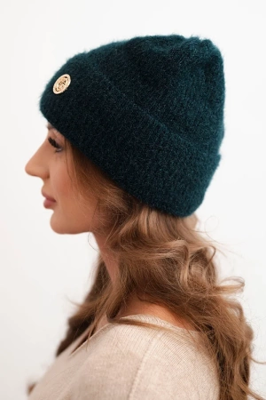 Czapka damska zimowa puszysta z ozdobnym guzikiem morski