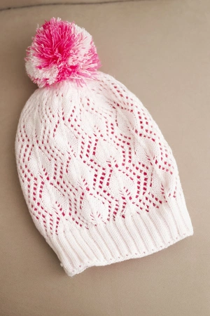 Czapka damska zimowa z wełną w ozdobny splot z pomponem K467 biała + różowa