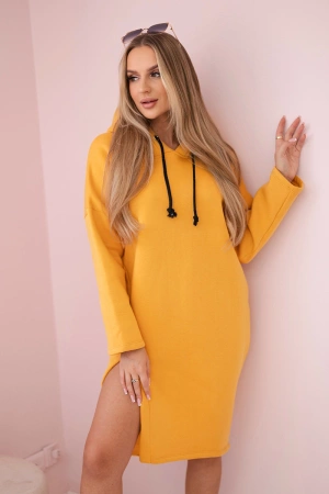 Sukienka z kapturem i rozcięciem na boku brzoskwiniowa