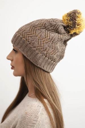 Czapka damska zimowa z wełną w ozdobny splot z pomponem K467 mocca