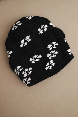 Czapka damska zimowa dzianinowa z wzorem śnieżynek K463 czarna