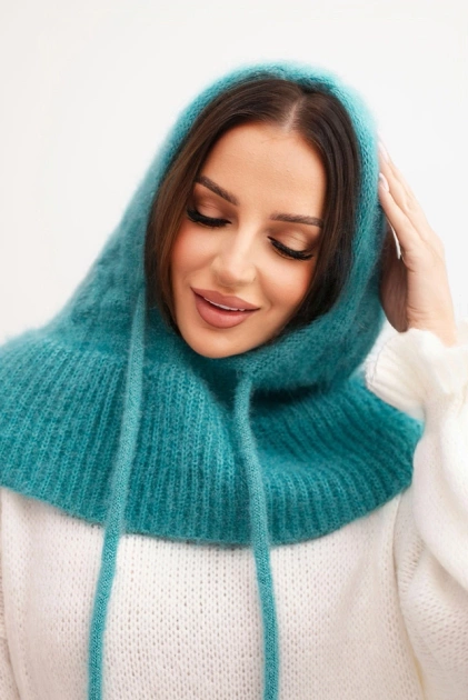 Czapka kaptur damski z wiązaniem i warkoczowym splotem miętowa