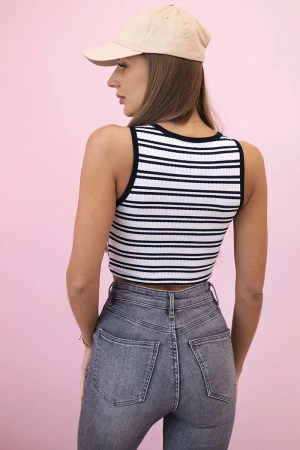 Top damski bawełniany z dekoltem i złotym akcentem granatowa