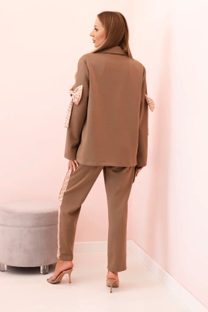 Komplet damska z wiskozą – marynarka z klapami i spodnie z lampasem camelowy