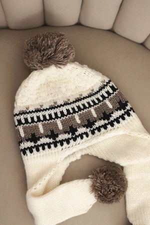 Czapka damska wełniana zimowa z nausznikami i pomponami K436 ecru