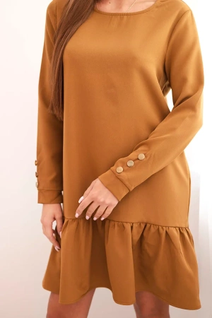 Sukienka z falbaną camelowa