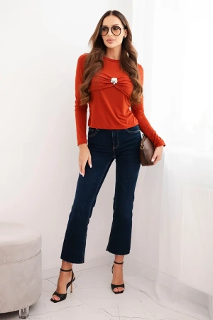Bluzka damska z wiskozy dopasowana z drapowaniem i broszką ruda