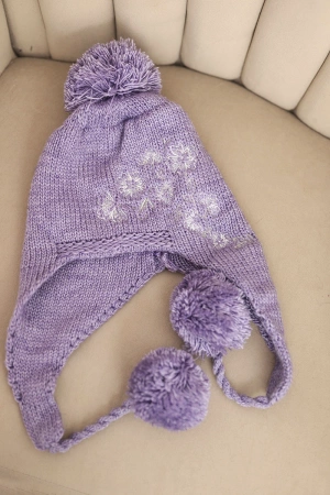Czapka damska zimowa uszatka z pomponami K431 jasno fioletowa