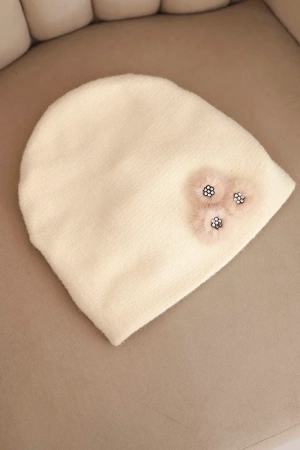 Czapka damska z ozdobnymi futrzanymi kwiatami elegancka beżowa