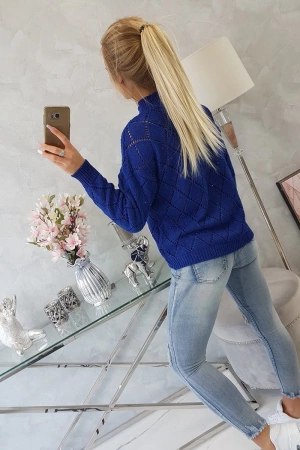 Sweter z półgolfem i wzorem w romby chabrowy