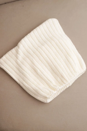 Czapka damska zimowa z wełną o kocim fasonie z prążkowanej dzianiny K419 ecru