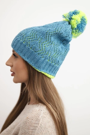 Czapka damska zimowa z wełną w ozdobny splot z pomponem K467 jeansowa
