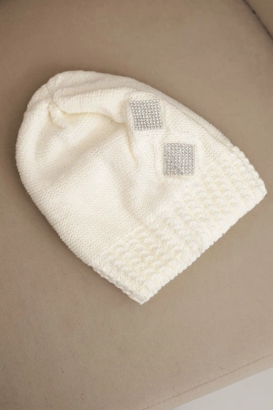 Czapka damska zimowa wełniana z cyrkoniami i wzorem K455 ecru