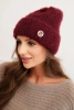 Czapka damska zimowa z puszystej dzianiny i z eleganckim guzikiem bordowa