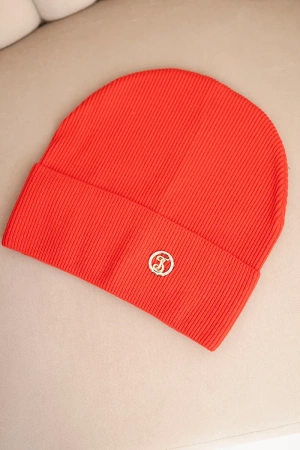 Czapka damska prążkowana z modalu i wiskozy z ozdobnym guzikiem czerwona
