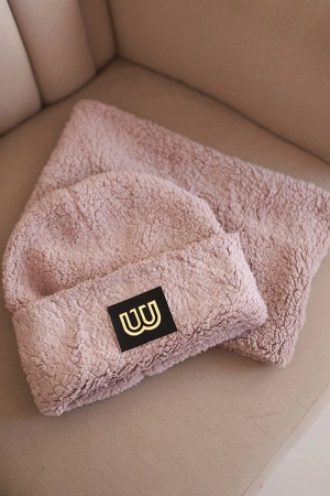 Komplet damski polarowy czapka i komin z ozdobną naszywką ciemny pudrowy róż