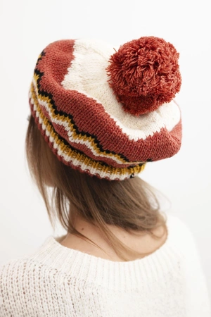 Czapka damska zimowa wełniana z pomponem i kolorowym wzorem K435 ecru + ruda