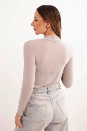 Bluzka z kaszmiru damska z delikatnym golfem i długim rękawem ciemno beżowa