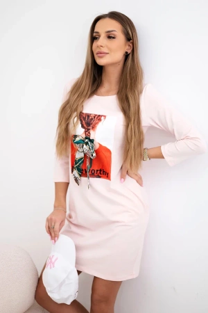 Sukienka z grafiką 3D Noteworthy pudrowy róż