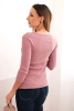 Bluzka damska prążkowana z rękawem 3/4 i ozdobną naszywką ciemno różowa