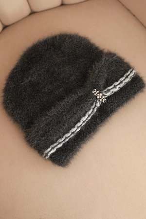 Czapka damska zimowa puszysta z perełkami i ozdobnym splotem grafitowa