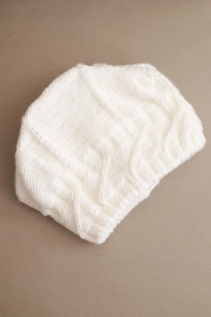 Czapka damska zimowa z wełną o grubym splocie warkoczowym K481 biała